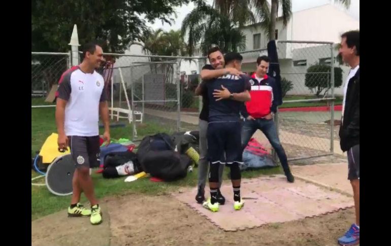 Fabián felicita al 'Chapo' por el campeonato y por el nacimiento de su bebé. TWITTER / @Chivas