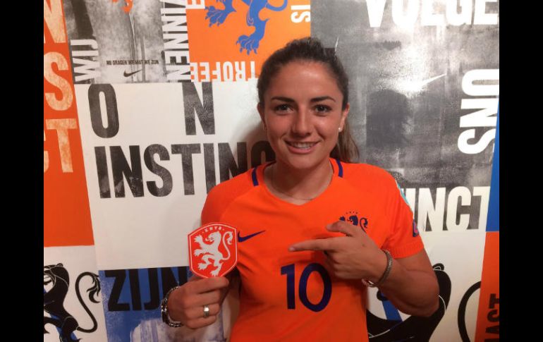 El logo está presente en el uniforme, así como en el autobús que transportará al equipo a las distintas sedes durante la competencia. TWITTER / @oranjevrouwen