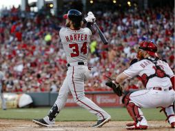 Bryce Harper conectó dos jonrones en la victoria de su equipo ayer ante los Rojos. AP / J. Minchillo