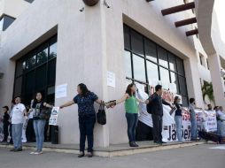 Activistas sociales, de derechos humanos y periodistas clausuraron el edificio de la Fiscalía General de Sinaloa en forma simbólica. EFE / J. Cruz