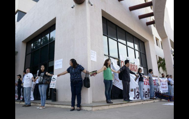 Activistas sociales, de derechos humanos y periodistas clausuraron el edificio de la Fiscalía General de Sinaloa en forma simbólica. EFE / J. Cruz