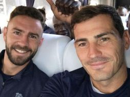 Migual Layún junto a Íker Casillas, en el autobús que los llevaría al Estadio Azul para la práctica del equipo. INSTAGRAM / @miguel_layun