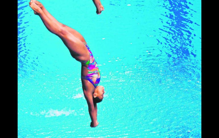 Arantxa Chávez y Melany Hernández ejecutan uno de sus clavados durante la prueba de tres metros sincronizado femenil. AFP /