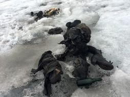 Los cuerpos, perfectamente conservados, yacían el uno cerca del otro, con mochilas, una botella, un libro y un reloj a su lado. AFP /