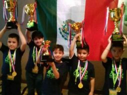 Los niños se adjudicaron el título de Grand Champion al resolver 70 operaciones aritméticas en cinco minutos. TWITTER /