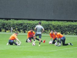 El arquero español Iker Casillas (izquierda) entrenó junto con el resto de sus compañeros del Porto ayer en el Estadio Chivas. EL INFORMADOR / A. Camacho