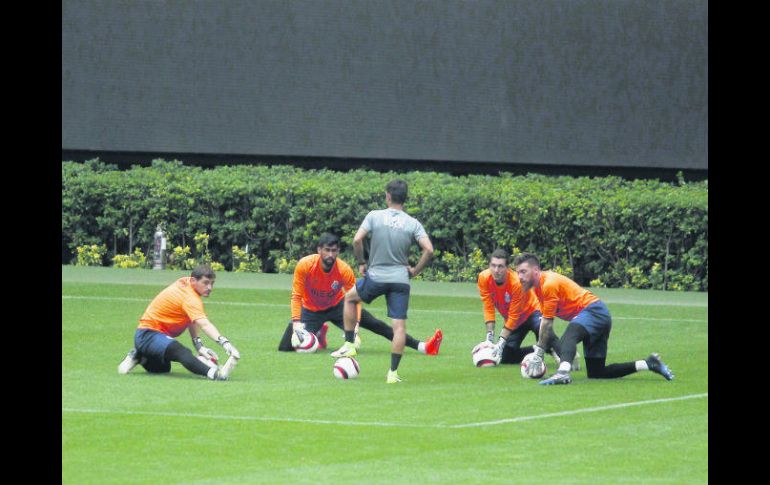 El arquero español Iker Casillas (izquierda) entrenó junto con el resto de sus compañeros del Porto ayer en el Estadio Chivas. EL INFORMADOR / A. Camacho