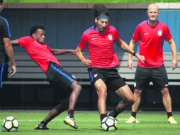 Omar González (c),Kellyn Acosta (i) y Michael Bradley, de la Selección estadounidense, se preparan para el partido contra El Salvador. AP / ARCHIVO