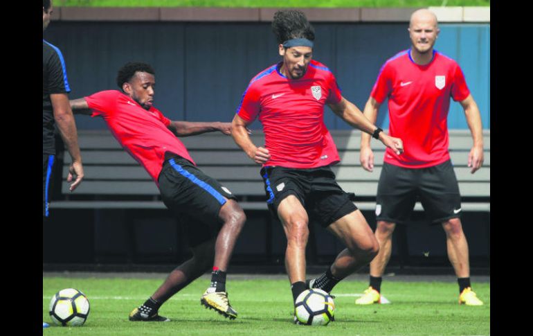 Omar González (c),Kellyn Acosta (i) y Michael Bradley, de la Selección estadounidense, se preparan para el partido contra El Salvador. AP / ARCHIVO