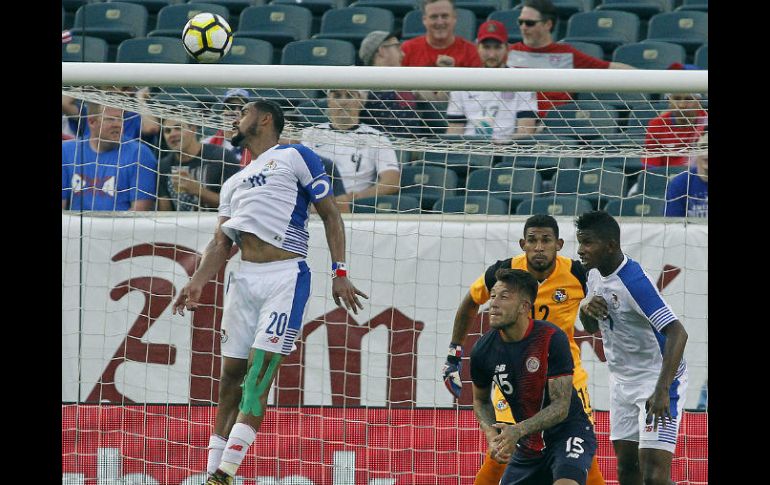 En el minuto 77, Aníbal Godoy trató de despegar el balón con la cabeza y lo mandó a su propia portería. EFE / T. Mihalek