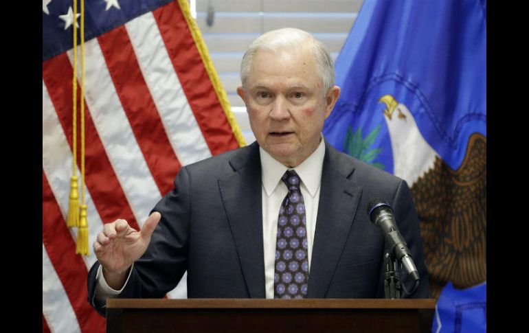 Jeff Sessions participó en intercambios duros con varios senadores que lo presionaron para obtener detalles de conversaciones con Trump AP / ARCHIVO