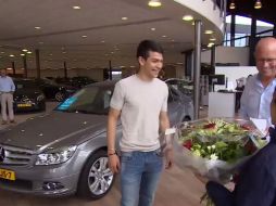 El video, en redes sociales, el ''Chuky'' viste a la moda y recoge su nuevo ''juguete''. TWITTER / @PSV