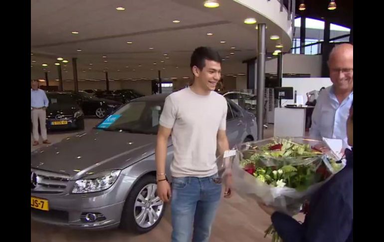 El video, en redes sociales, el ''Chuky'' viste a la moda y recoge su nuevo ''juguete''. TWITTER / @PSV