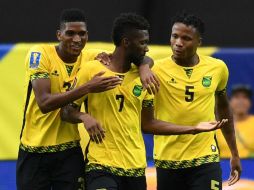 Shaun Francis (C) celebra con sus compañeros el primer gol de Jamaica. AFP / R. Beck