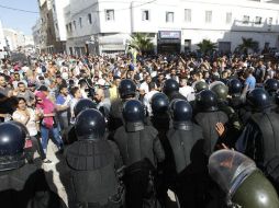 El gobierno señaló que manifestantes con el rostro cubierto arrojaron proyectiles a los policías. EFE / Stringer