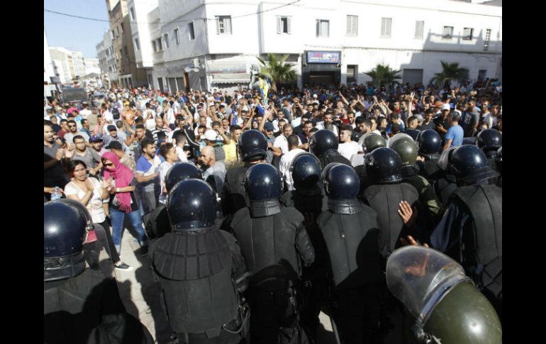 El gobierno señaló que manifestantes con el rostro cubierto arrojaron proyectiles a los policías. EFE / Stringer