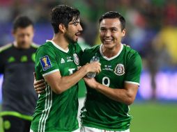 Rodolfo Pizarro festeja con sus compañeros el pase a la antesala de la final. AFP / R. Beck