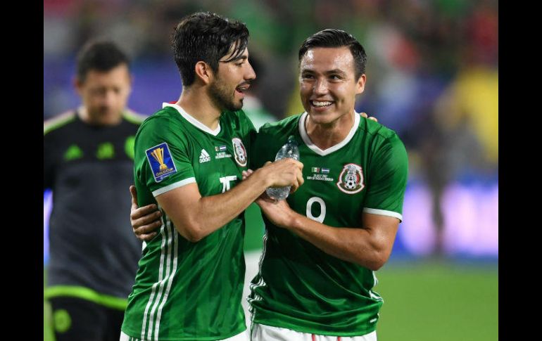 Rodolfo Pizarro festeja con sus compañeros el pase a la antesala de la final. AFP / R. Beck