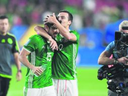 Jugadores como Erick Torres (d) sintieron alivio y felicitaron a Pizarro al finalizar el encuentro en el que el Tri venció a Honduras. AFP / R. Beck