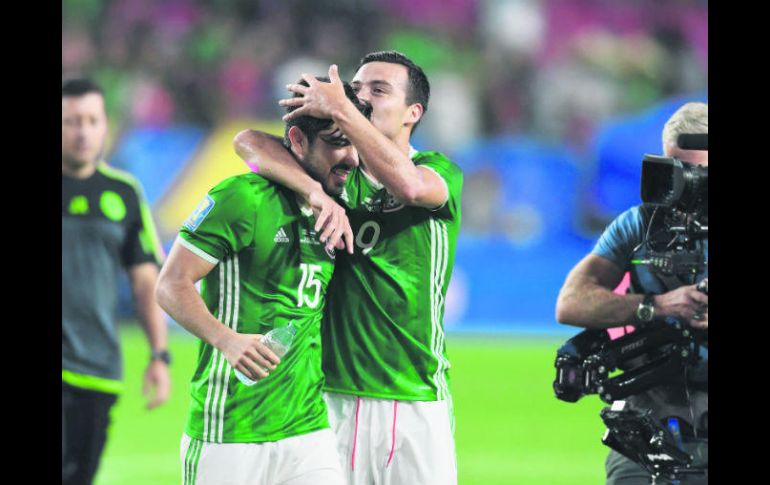 Jugadores como Erick Torres (d) sintieron alivio y felicitaron a Pizarro al finalizar el encuentro en el que el Tri venció a Honduras. AFP / R. Beck