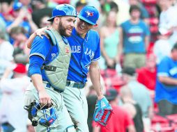 Avante. Roberto Osuna (der.) festeja con su receptor Russel Martin, despúes de firmar su rescate 24 del año. AFP / M. Meyer