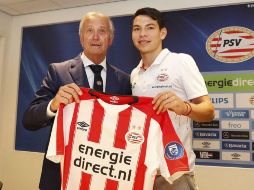 Lozano posa con el visor del PSV, Willy van der Kuijlen.  /