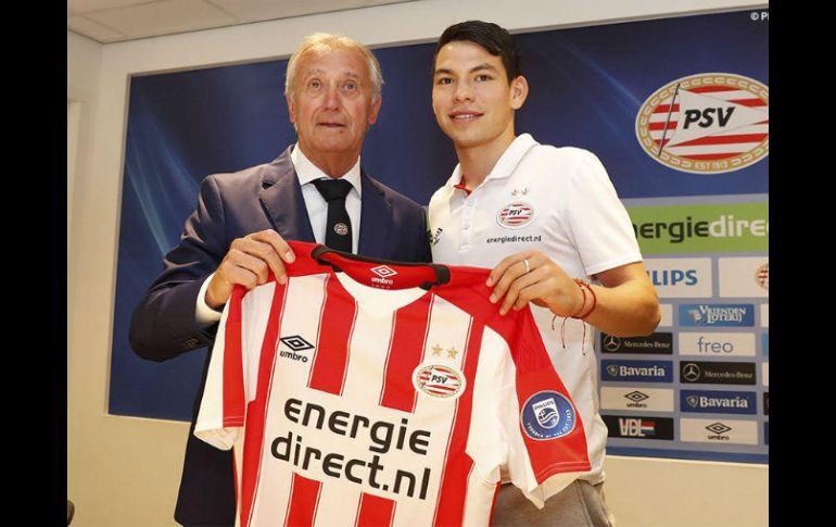 Lozano posa con el visor del PSV, Willy van der Kuijlen.  /