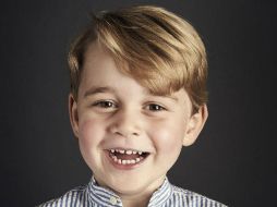 El pequeño príncipe aparece con una amplia sonrisa y portando una camisa de rayas blancas y azules. ESPECIAL / C. Jackson