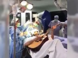 En el video se observa a Prasad acostado en una camilla con una guitarra apoyada en el estómago. YOUTUBE / Infomagic