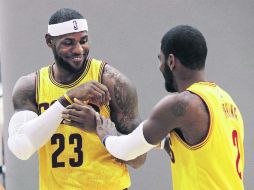 Aunque no entiende por qué Irving quiere dejar a los Cavs, LeBron (izq.) no hará nada para que el equipo retenga a su compañero. AP / ARCHIVO