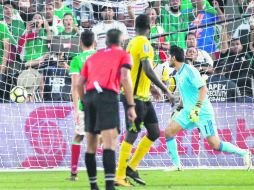 Jesús Corona se quedó estático tras el cobro de tiro libre efectuado por Kemar Lawrence, con el cual Jamaica eliminó a México. AP / J. Hong