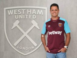 'Chicharito' posó con la playera de los 'Hammers', de la Liga Premier inglesa. TWITTER / @WestHamUtd