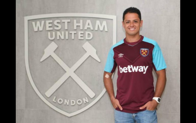 'Chicharito' posó con la playera de los 'Hammers', de la Liga Premier inglesa. TWITTER / @WestHamUtd