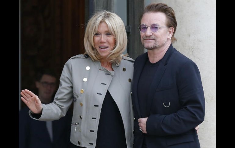 Bono fue recibido y acompañado por por la primera dama francesa Brigitte Macron. AP / M. Euler