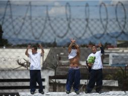 Un grupo de convictos habría tratado de escapar y se generó una trifulca  con piedras y botellas que eran lanzadas contra los agentes. EFE / E. Biba