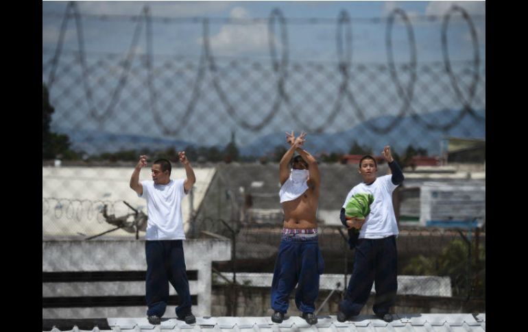 Un grupo de convictos habría tratado de escapar y se generó una trifulca  con piedras y botellas que eran lanzadas contra los agentes. EFE / E. Biba