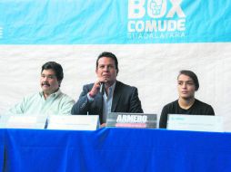 Ricardo García, de RG Boxing, Fernando Ortega, titular del Comude Guadalajara, y 'Chololita' Larios, durante la presentación. ESPECIAL / COMUDE GUADALAJARA