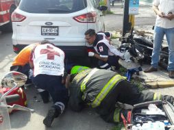 Elementos de la Cruz Roja y Servicios Médicos llegaron al lugar para atender al lesionado. ESPECIAL /