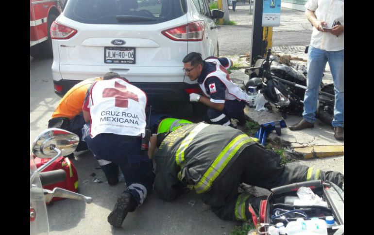 Elementos de la Cruz Roja y Servicios Médicos llegaron al lugar para atender al lesionado. ESPECIAL /