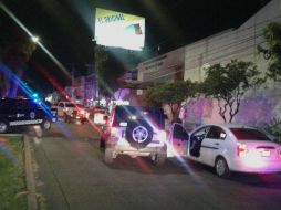 Por el reporte de disparos, elementos de la Fiscalía y Policía de Guadalajara acudieron al lugar. ESPECIAL /