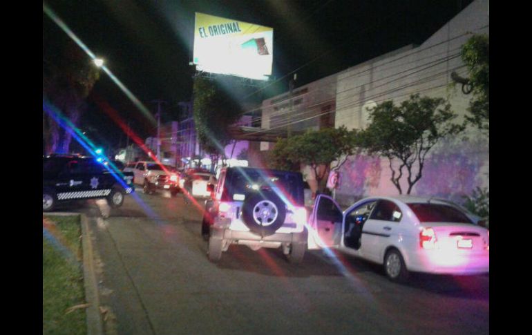 Por el reporte de disparos, elementos de la Fiscalía y Policía de Guadalajara acudieron al lugar. ESPECIAL /