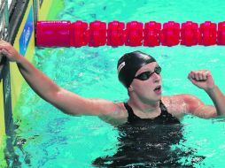 Sin emplearse a fondo, la estadounidense Katie Ledecky se impuso por una diferencia de 19 segundos en los mil 500 metros libres. AFP / F. Isza