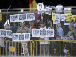 Medio centenar de manifestantes se concentra cerca de la sede de la Audiencia Nacional donde hoy comparecerá Mariano Rajoy. EFE / E. Naranjo