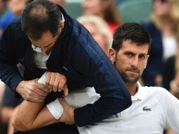 Djokovic arrastra en el último año y medio dolores en el codo derecho, y ha bajado mucho su rendimiento en la cancha. AFP / ARCHIVO