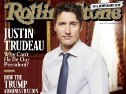 En la portada se muestra a un Trudeau recargado en la orilla de un escritorio. AP / Rolling Stone