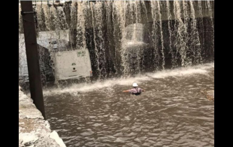 En el cruce de avenida Washington y 8 de Julio un camión de pasajeros quedó varado dentro del paso a desnivel. TWITTER / @jimmybufon06