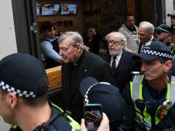 Pell llegó al edificio de la Magistratura de Melbourne en medio de una multitud de periodistas. EFE / T. Nearmy