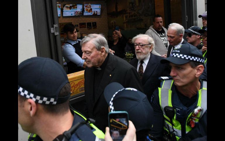 Pell llegó al edificio de la Magistratura de Melbourne en medio de una multitud de periodistas. EFE / T. Nearmy