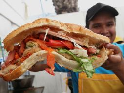 Un cocinero muestra su torta hoy, miércoles 26 de julio, durante la inauguración de décimo cuarta Feria de la Torta. EFE / M. Guzmán