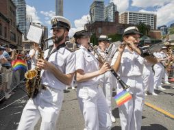 En el tuit publicado en la cuenta de las Fuerzas Armadas de Canadá, se aprecia miembros de esta en una celebración del orgullo gay. TWITTER / Canadian Forces